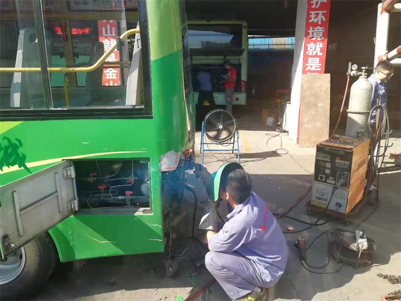 鈑金工，修復(fù)車身.jpg